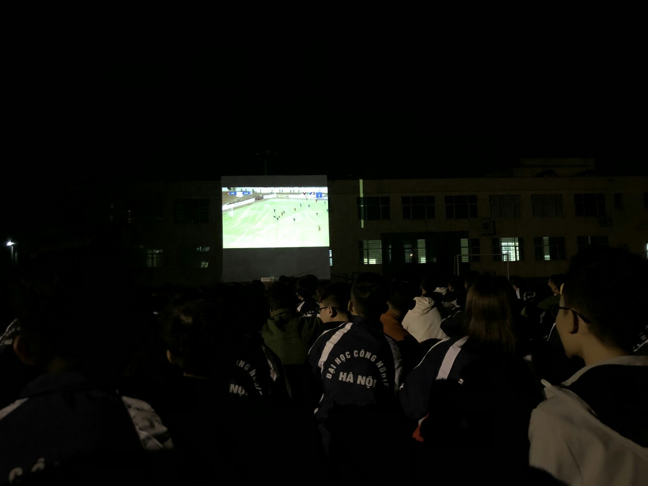 Trung tâm Giáo dục Quốc phòng và an ninh tổ chức xem Bóng đá qua màn ảnh lớn cho sinh viên