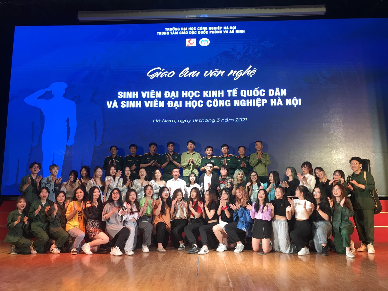 Giao lưu văn nghệ sinh viên Trường Đại học Kinh tế Quốc dân và sinh viên Trường Đại học Công nghiệp Hà Nội