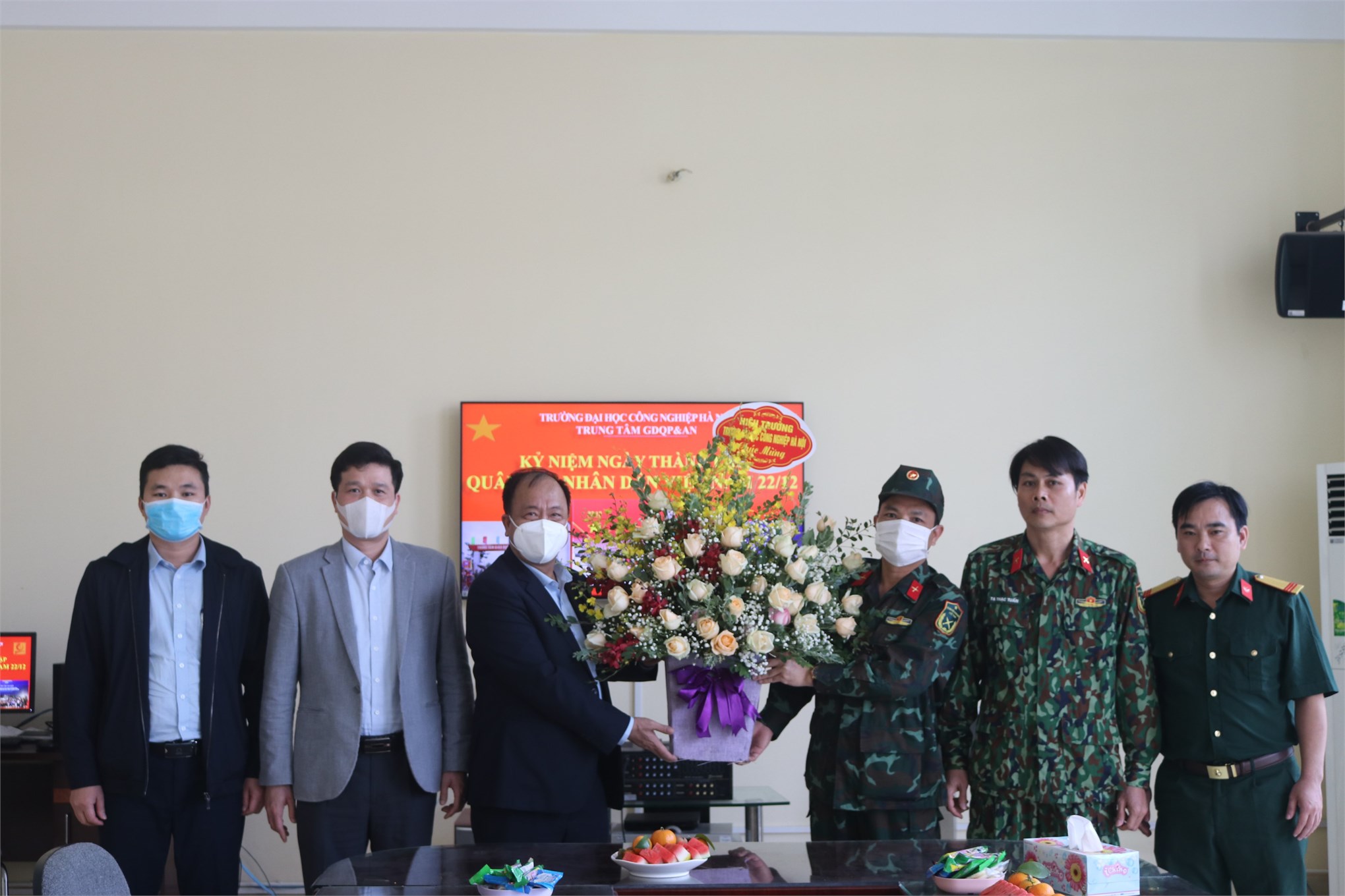 Ban Giám hiệu chúc mừng Trung tâm Giáo dục Quốc phòng và An ninh nhân ngày thành lập Quân đội nhân dân Việt Nam