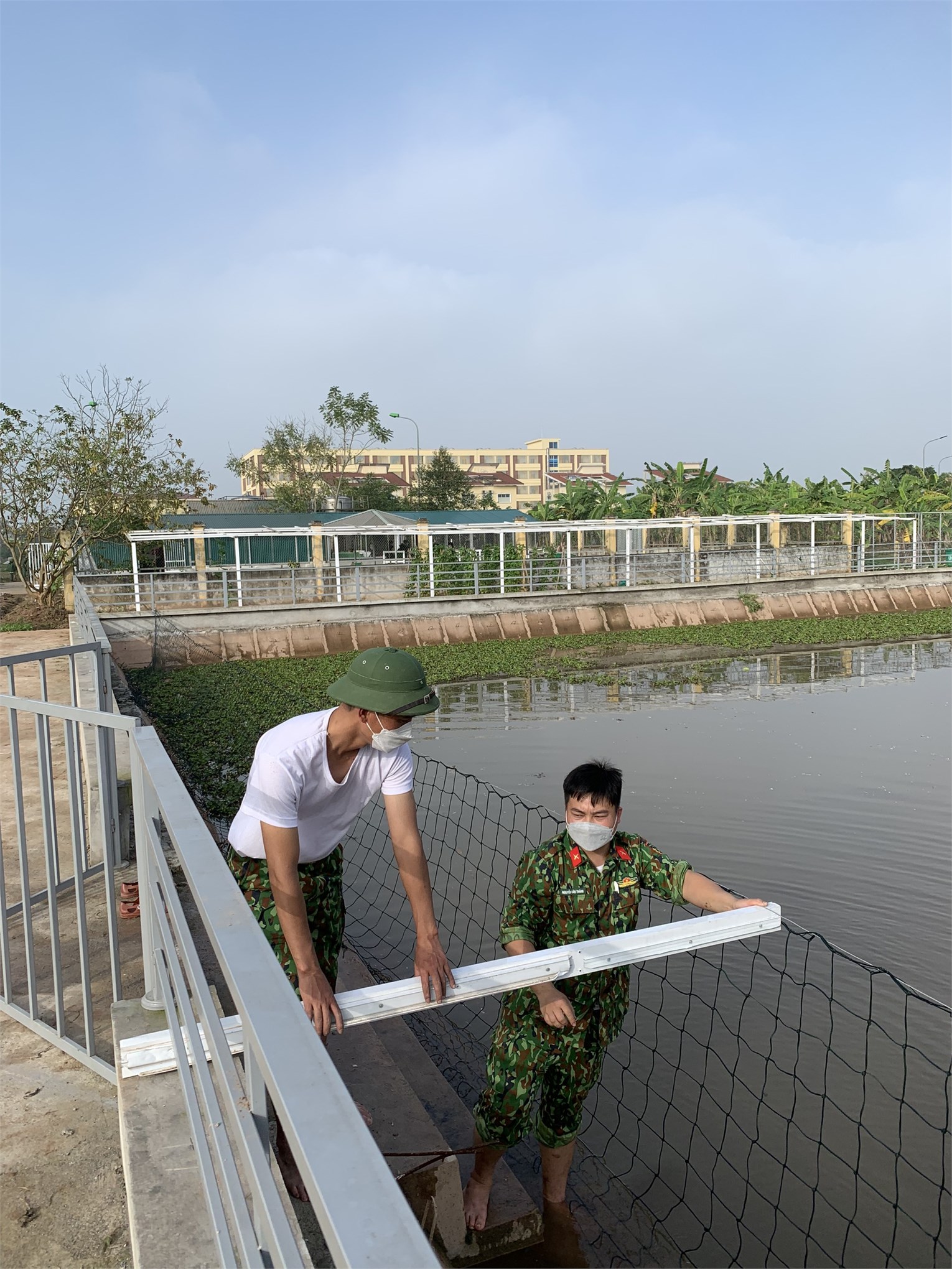 Phóng sự ảnh công tác tăng gia sản xuất tại trung tâm GDQP&AN, Trường Đại học Công nghiệp Hà Nội