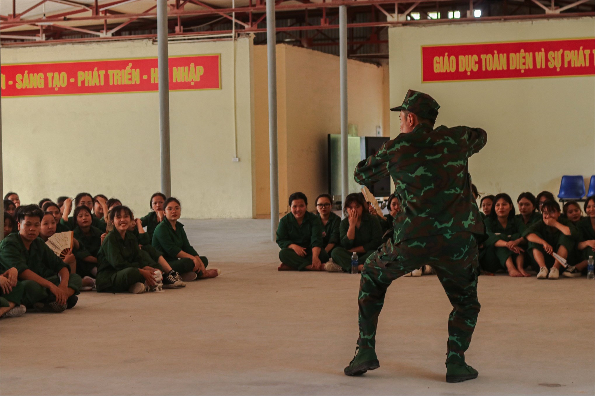 Tăng cường hoạt động ngoại khóa cho học sinh Trung cấp, Trường Cao đẳng Truyền hình học GDQP&AN tại Trung tâm GDQP&AN, Trường Đại học Công nghiệp Hà Nội