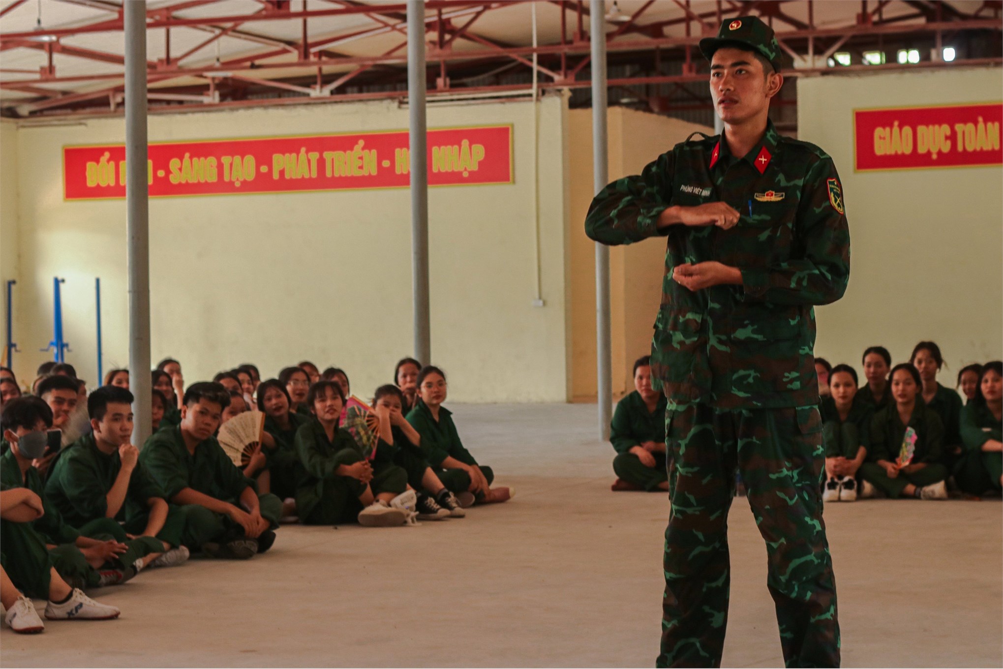 Tăng cường hoạt động ngoại khóa cho học sinh Trung cấp, Trường Cao đẳng Truyền hình học GDQP&AN tại Trung tâm GDQP&AN, Trường Đại học Công nghiệp Hà Nội