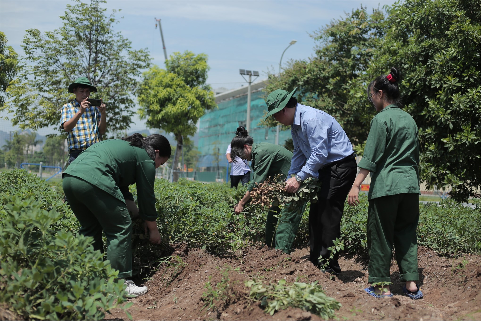 Đoàn Công tác Trường Cao đẳng Truyền hình đến thăm quan, kiểm tra kỳ học quân sự của học sinh-sinh viên Nhà trường tại Trung tâm GDQP&AN, Trường Đại học Công nghiệp Hà Nội