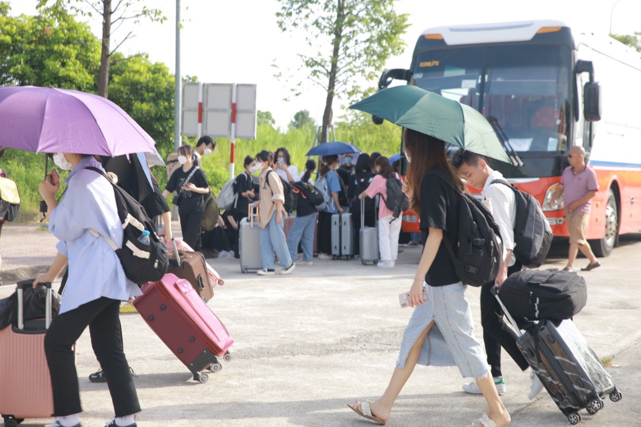 Sinh viên Trường Đại học Hoa Lư nhập học GDQP&AN tại Trung tâm