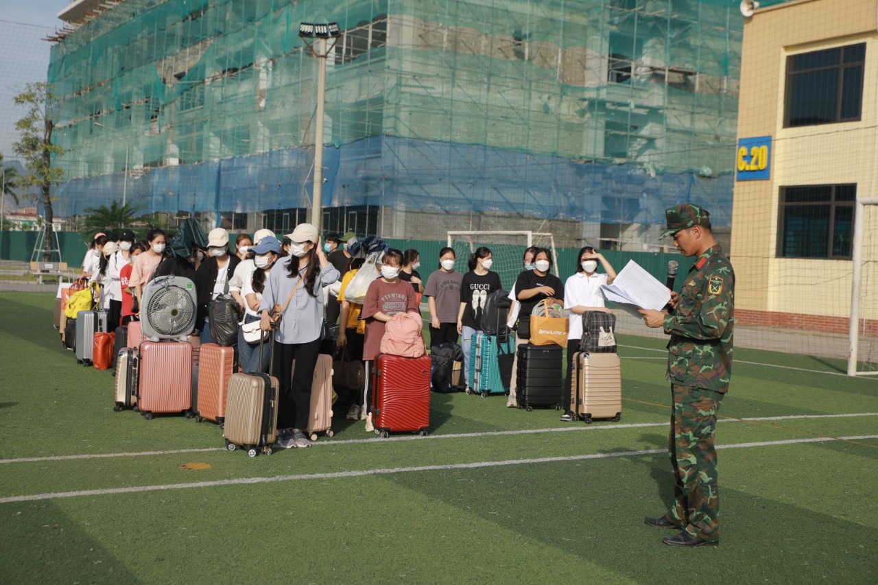 Sinh viên Trường Đại học Hoa Lư nhập học GDQP&AN tại Trung tâm