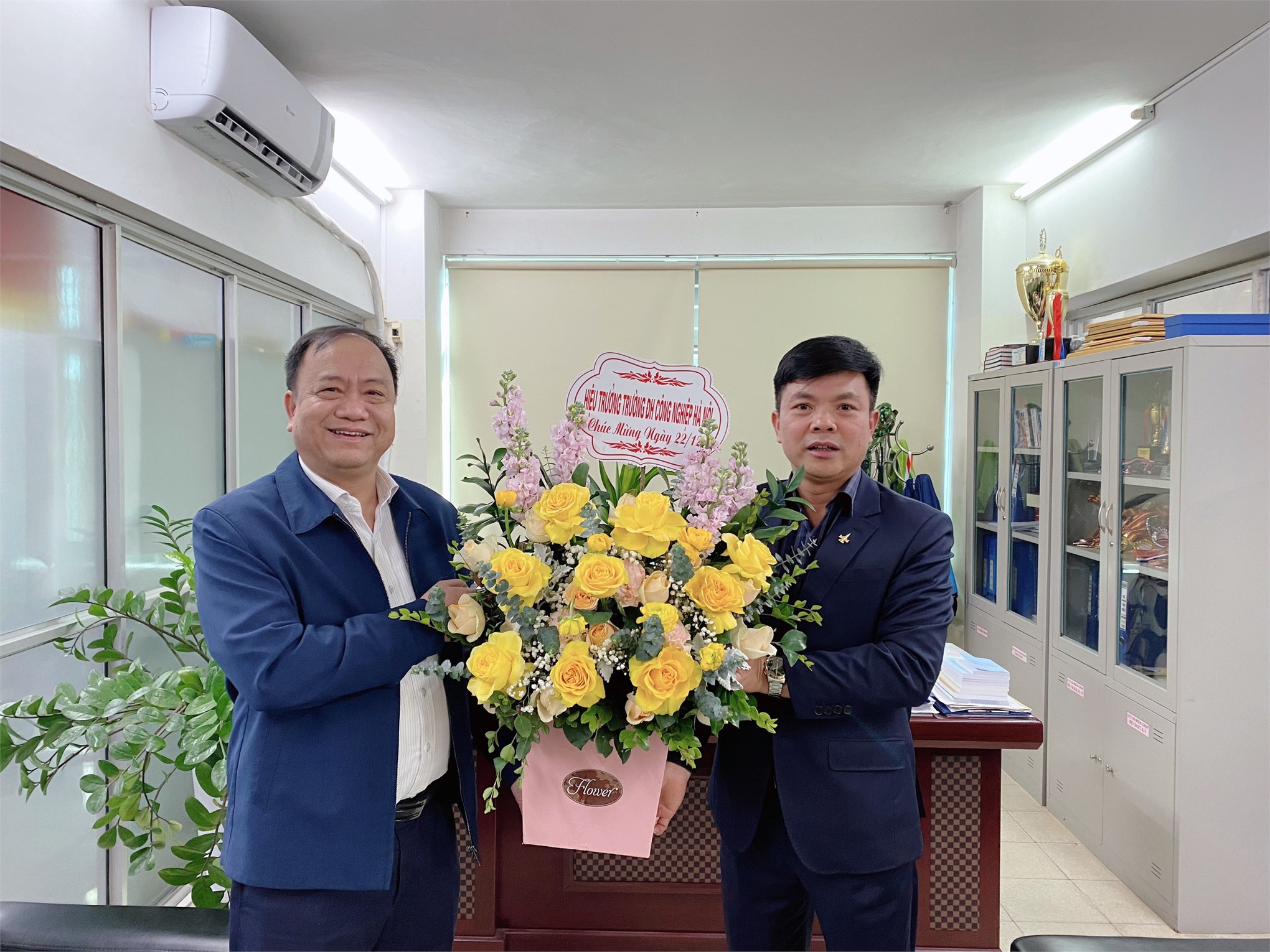 Lãnh đạo Trường Đại học Công nghiệp Hà Nội chúc mừng Trung tâm Giáo dục Quốc phòng và An ninh nhân ngày thành lập Quân đội nhân dân Việt Nam