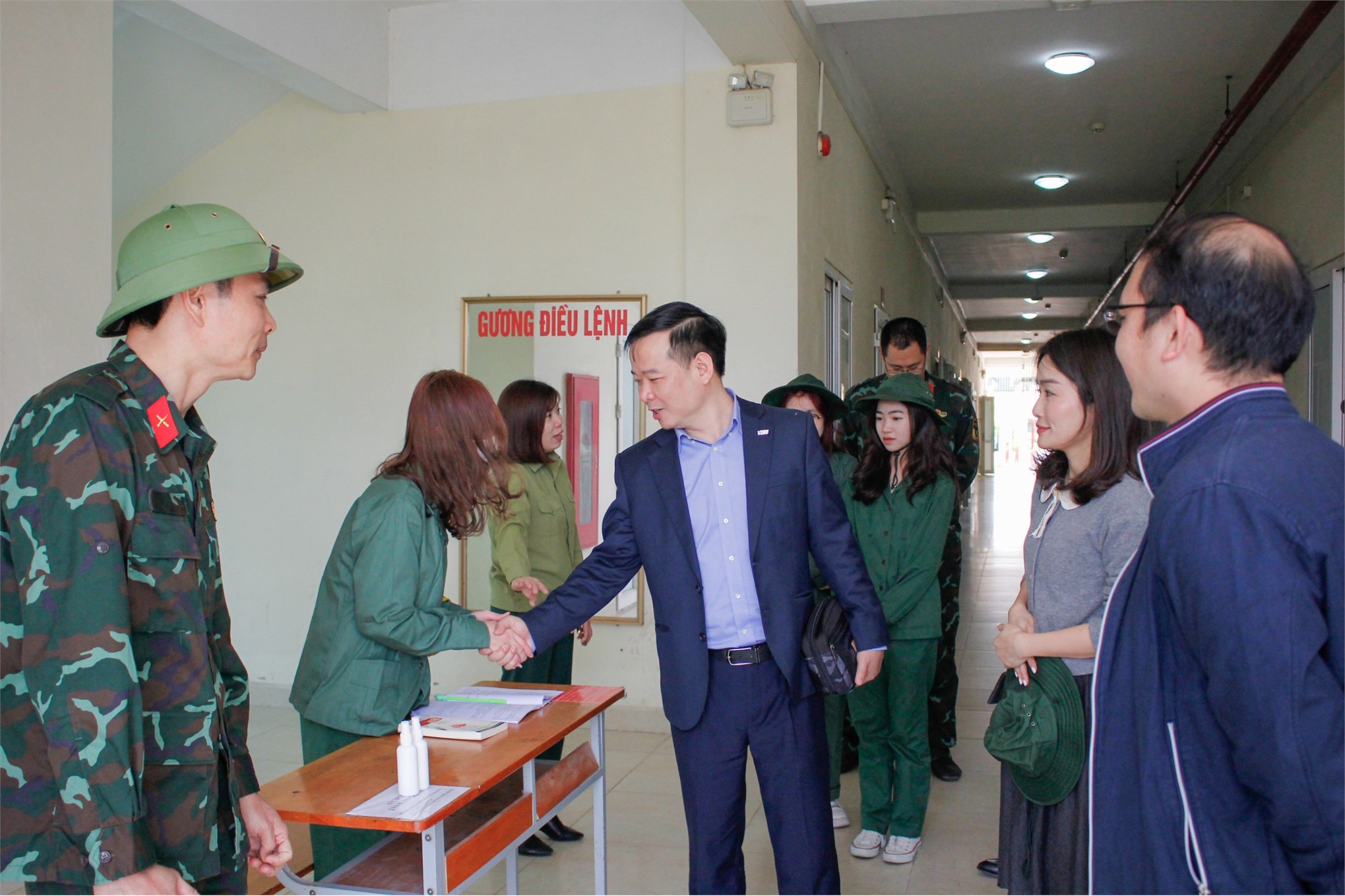 Đoàn công tác của Trường Đại học Kinh tế Quốc dân thăm và tặng quà sinh viên K64 học GDQP&AN tại Trung tâm