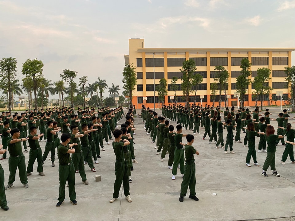 Chùm ảnh: Sinh viên Trường Đại học Sư phạm Kỹ thuật Nam Định thực hiện chế độ tập thể dục sáng