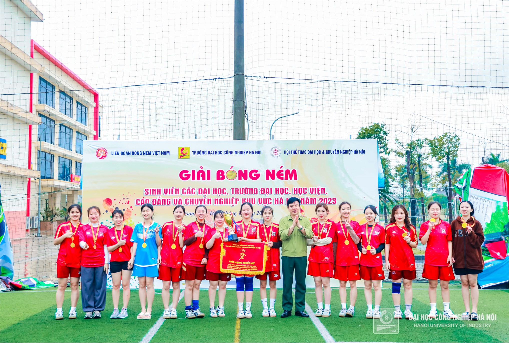 Hấp dẫn Giải bóng ném sinh viên khu vực Hà Nội năm 2023 tại sân bóng Trung tâm GDQP&AN, Trường Đại học Công nghiệp Hà Nội