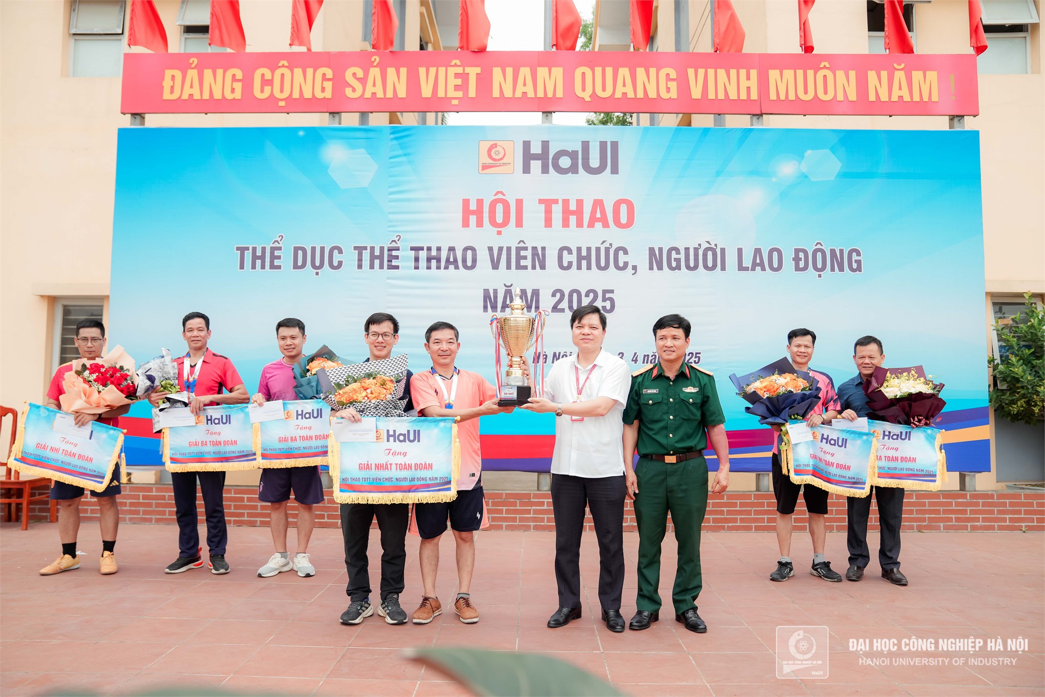 Trung tâm Giáo dục quốc phòng và an ninh đạt giải Ba tại Hội thao thể dục thể thao viên chức, người lao động HaUI 2025