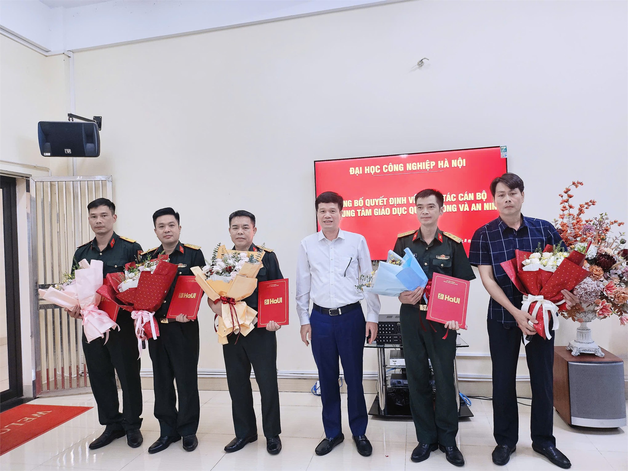 ĐẠI HỌC CÔNG NGHIỆP HÀ NỘI CÔNG BỐ QUYẾT ĐỊNH VỀ CÔNG TÁC CÁN BỘ TẠI TRUNG TÂM GDQP&AN