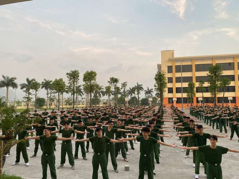 Chùm ảnh: Sinh viên Trường Đại học Sư phạm Kỹ thuật Nam Định thực hiện chế độ tập thể dục sáng